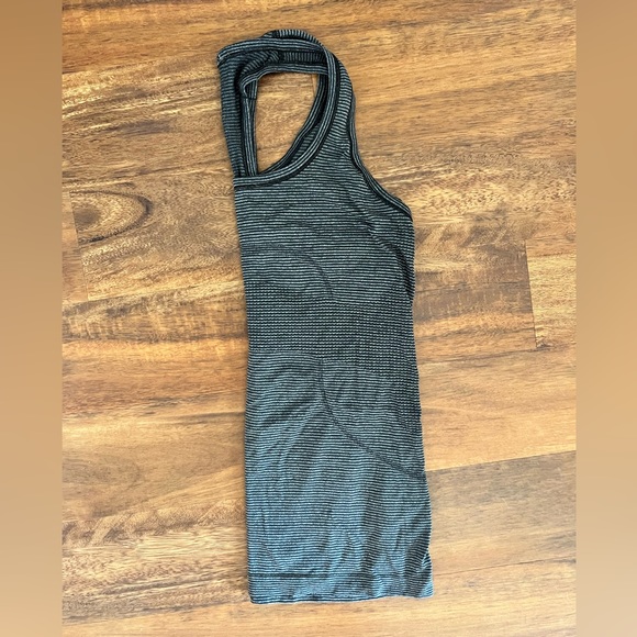 Lululemon workout top - Picture 4 of 4